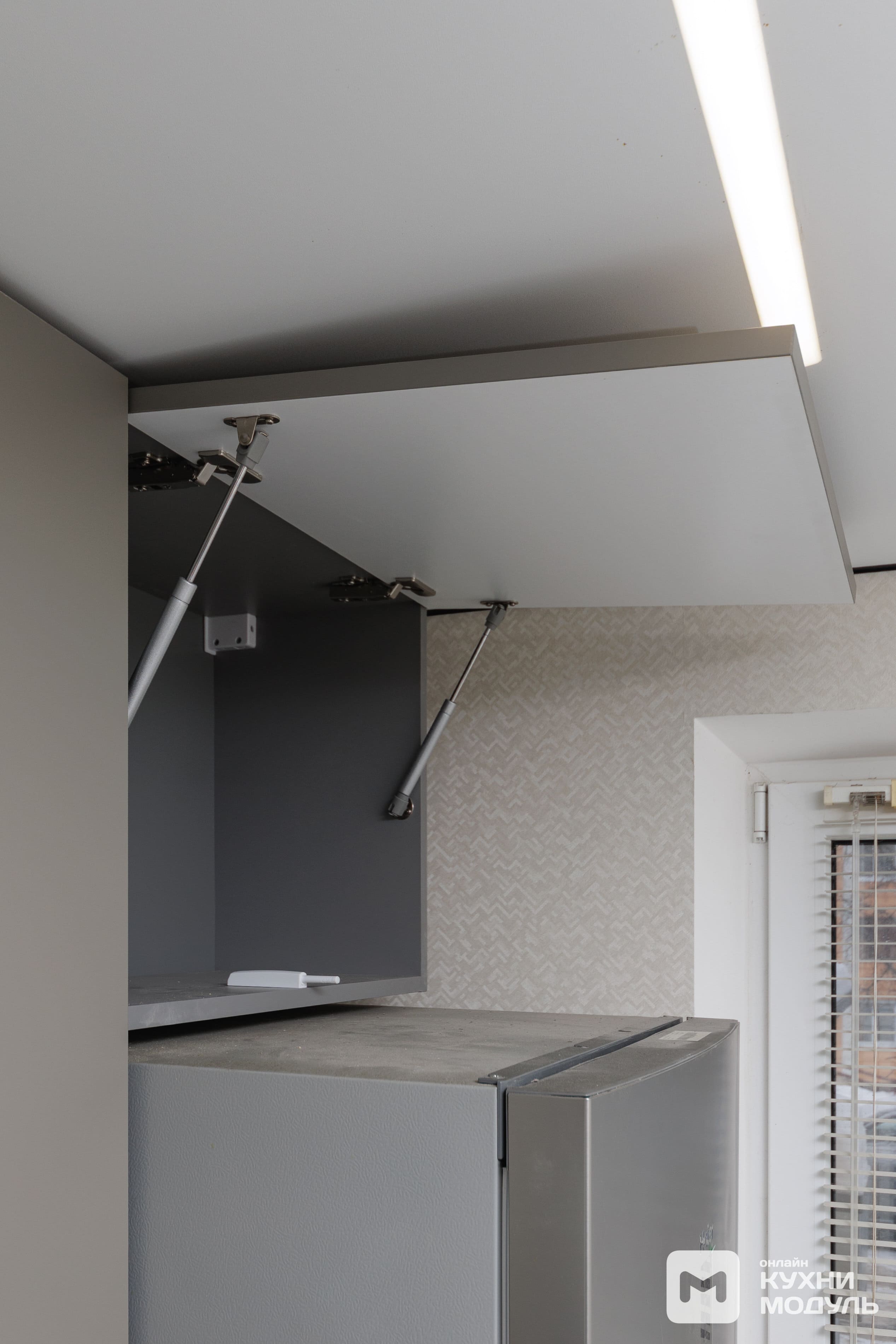 Угловая современная модульная кухня серо-коричневого цвета от Модуль онлайн