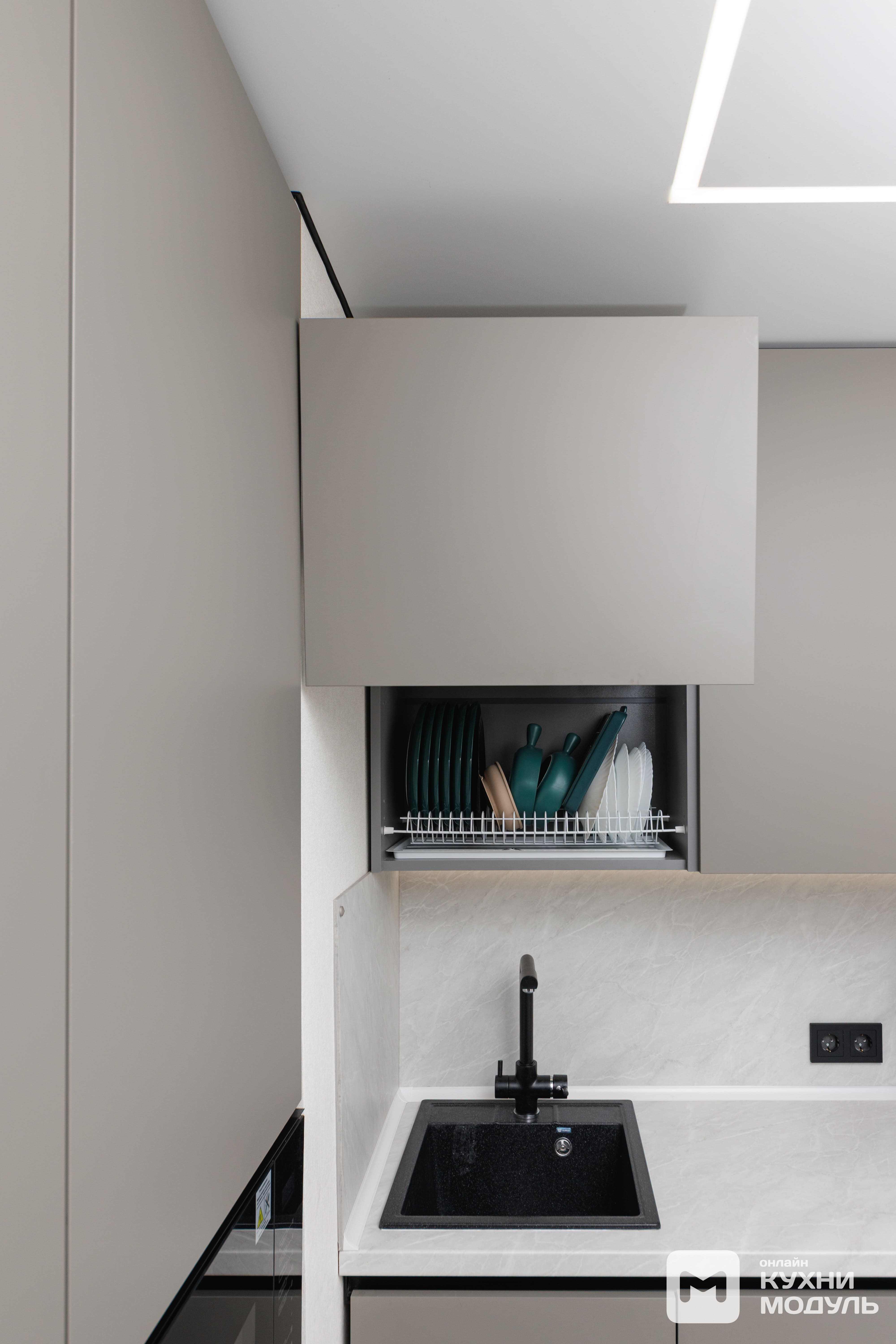 Угловая современная модульная кухня серо-коричневого цвета от Модуль онлайн