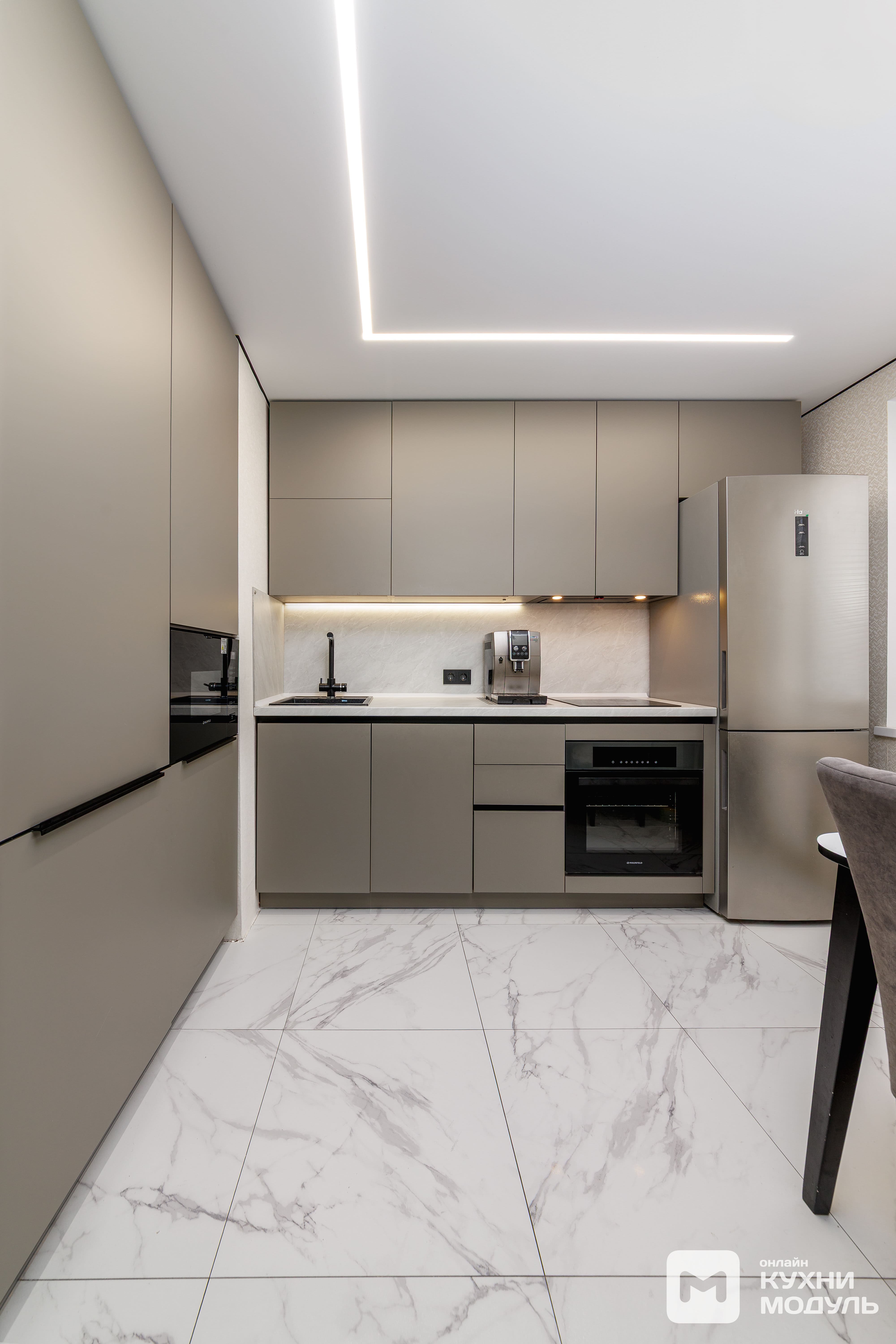 Угловая современная модульная кухня серо-коричневого цвета от Модуль онлайн