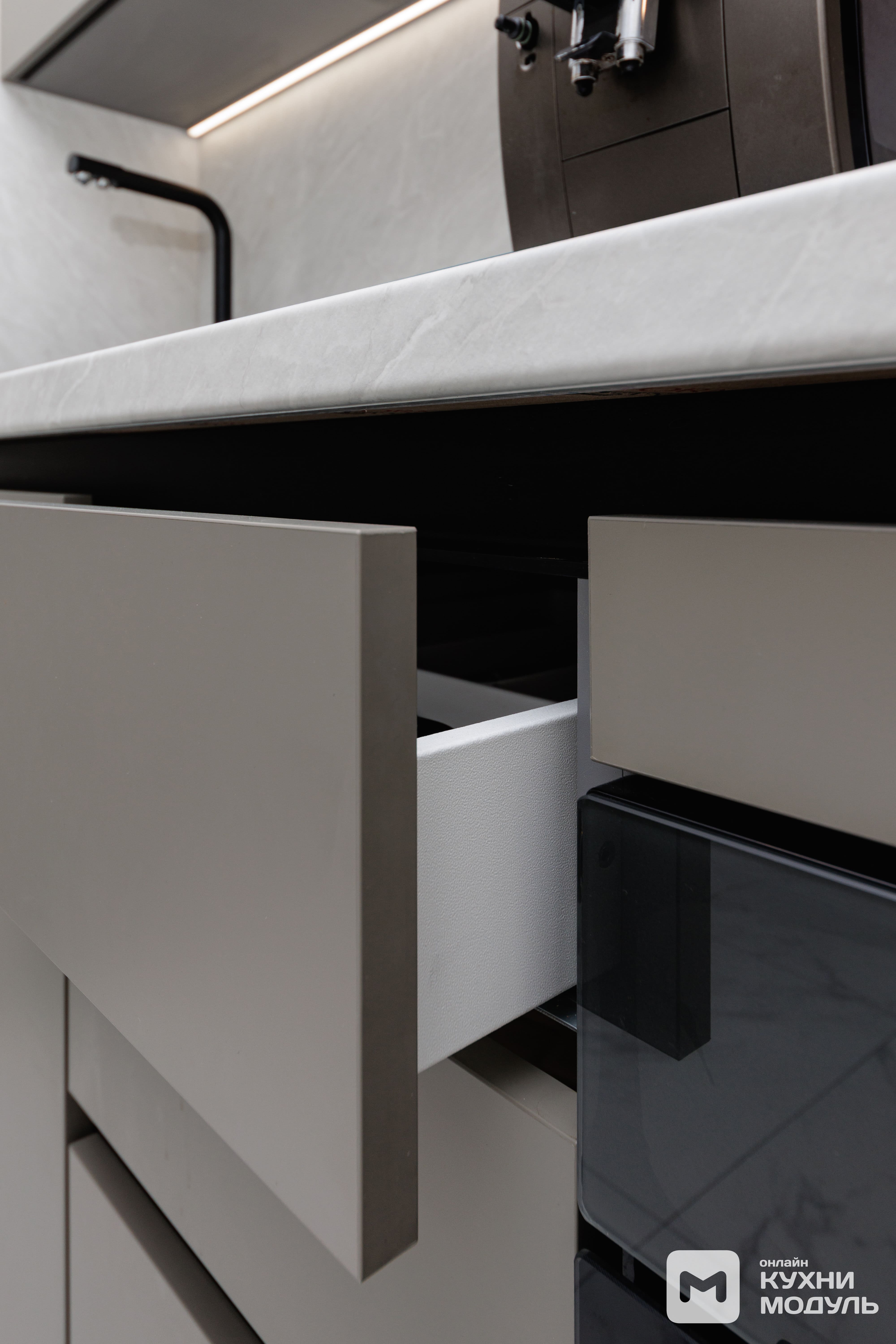 выдвигающаяся полка на кухне