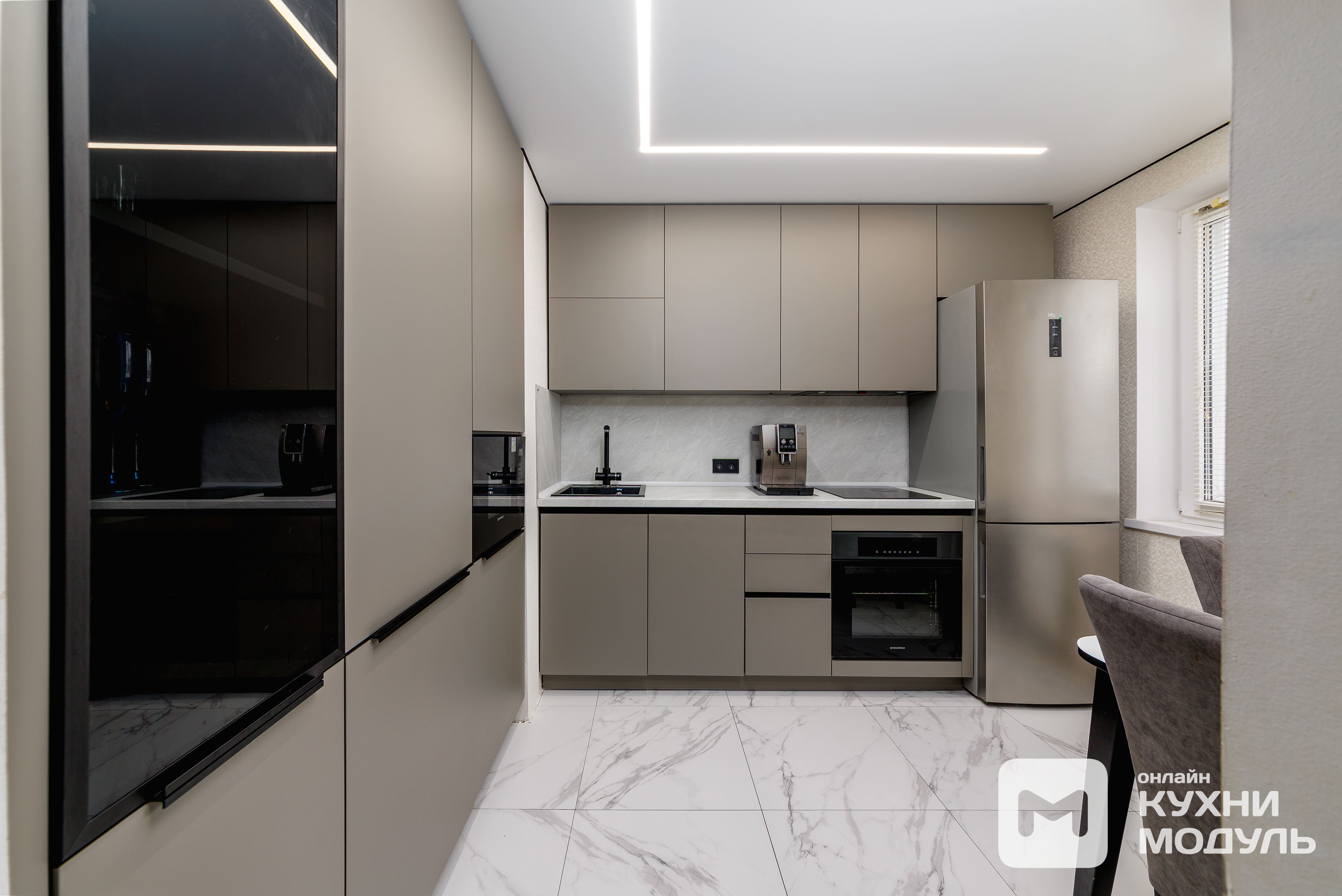 Угловая современная модульная кухня серо-коричневого цвета от Модуль онлайн