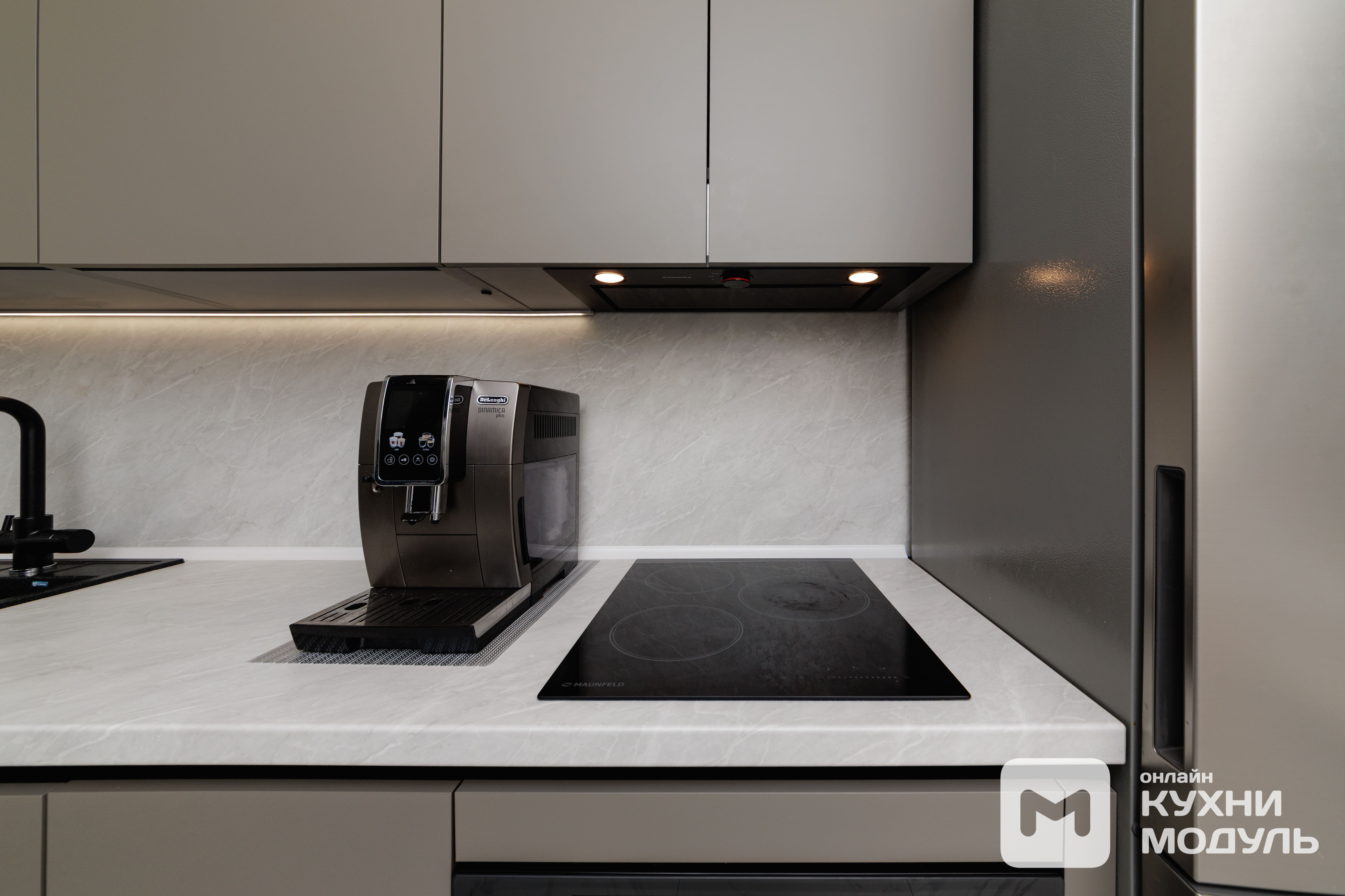 кофемашина на столешнице + 2-хкомфортная электрическая варочная поверхность черного цвета